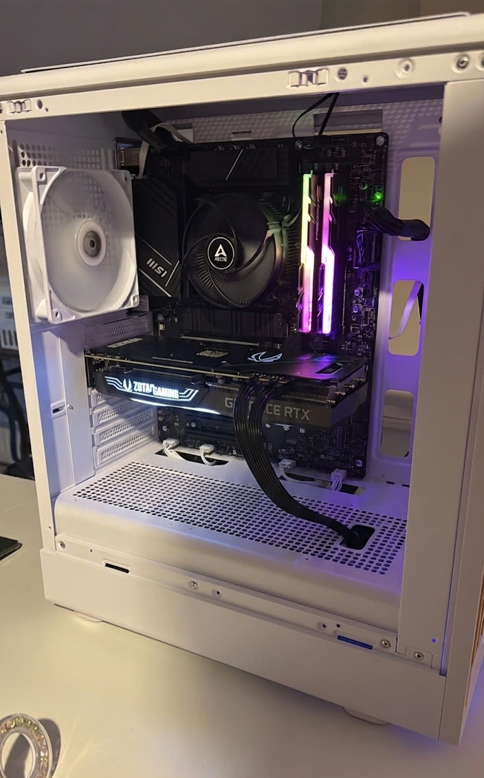 PC gaming monté par Valentin pour un client, boîtier blanc avec carte graphique Zotac RTX