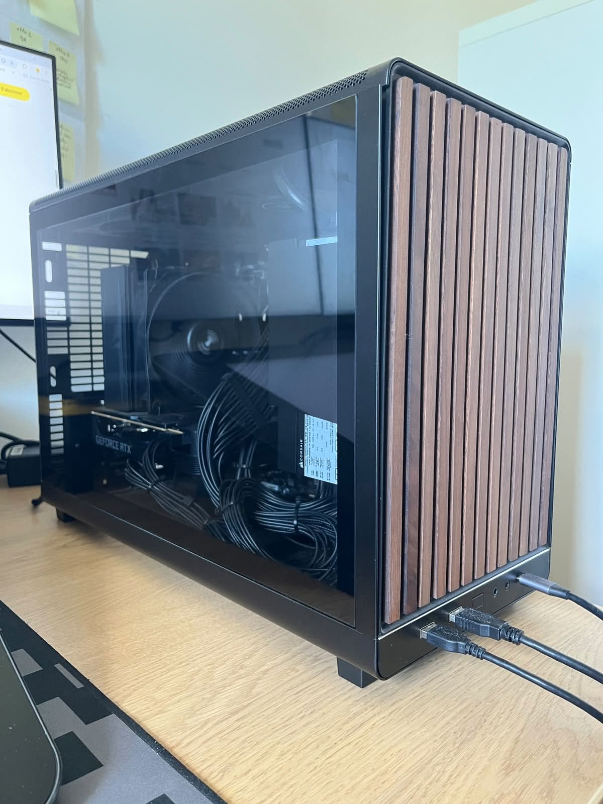 PC bureautique et dessin technique monté par Valentin pour un client, boîtier compact avec façade en bois